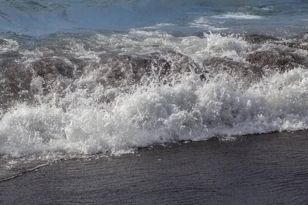 Onda na praia arenosa — Fotografia de Stock