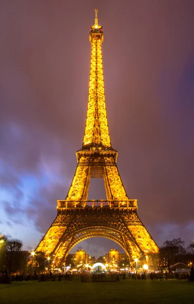 Eiffeltoren in de schemering in Parijs, Frankrijk — Stockfoto