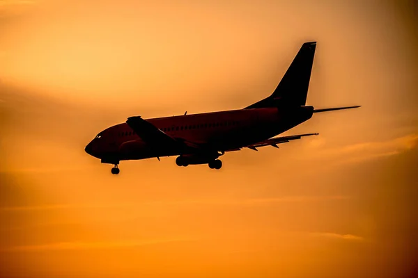 Atterraggio aereo al tramonto — Foto Stock