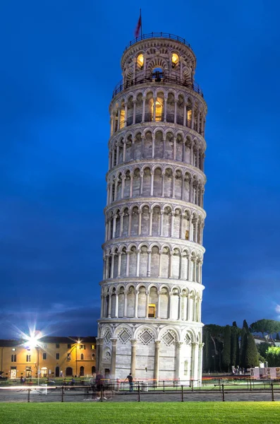 Pisa schiefer turm in der nacht, italien — Stockfoto