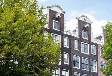 Amsterdam 'da geleneksel eski binalar