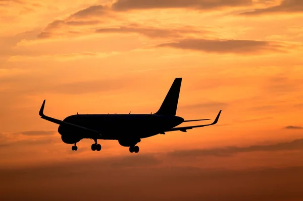 Atterrissage de l'avion au coucher du soleil — Photo