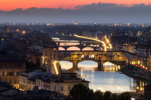 日没、フィレンツェ、イタリアのヴェッキオ橋の素晴らしいビュー — ストック写真