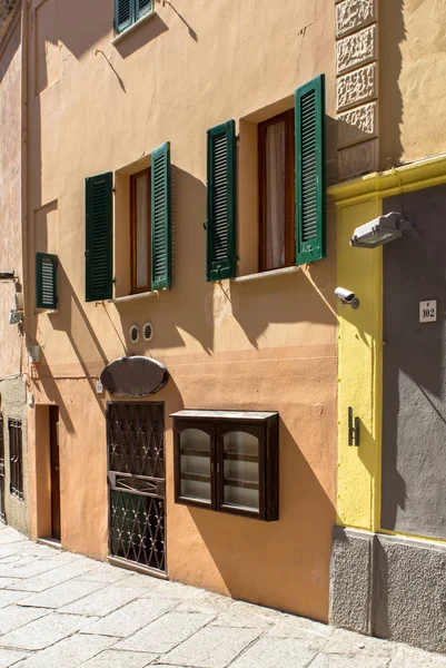 Klassieke gebouwen in het centrum van Alghero, Italië — Stockfoto