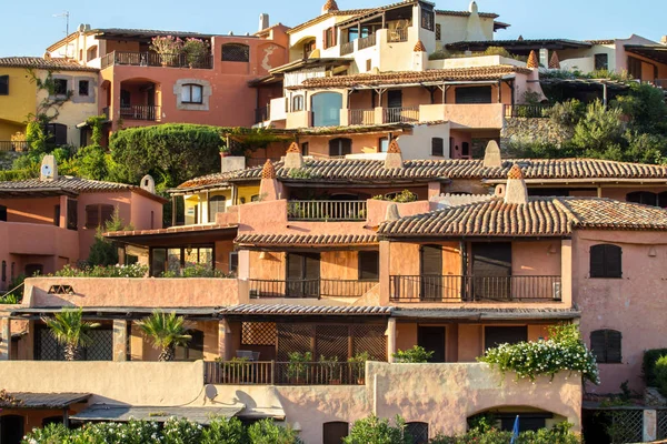 Casas italianas coloridas tradicionales, Cerdeña, Italia —  Fotos de Stock