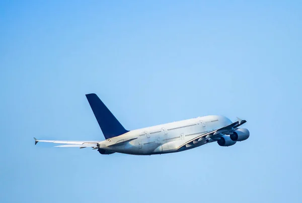 Airplane taking off — Stock Photo, Image