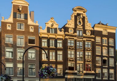 Amsterdam 'da geleneksel eski binalar