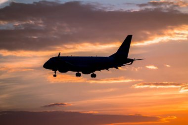 Gün batımında uçak inecek.