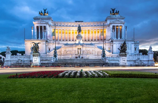 Altar des Vaterlandes in der Nacht, Rom, Italien — Stockfoto