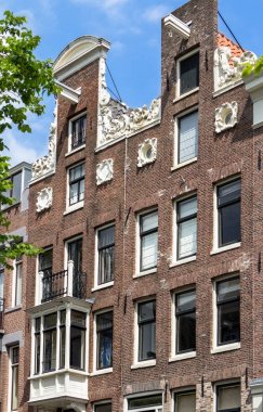 Amsterdam 'da geleneksel eski binalar