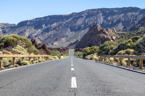 Rochers de lave et route vers le volcan Teide sur Tenerife — Photo