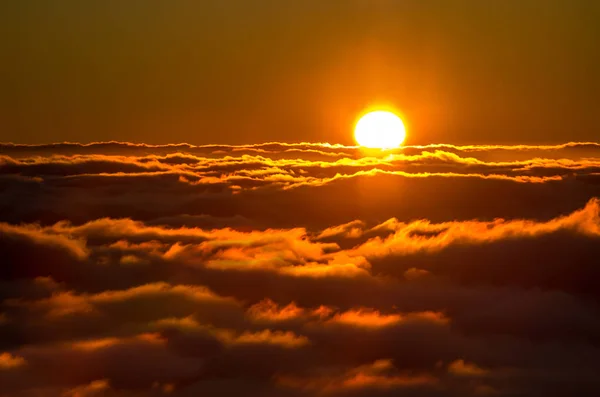 Zonsondergang boven de wolken — Stockfoto
