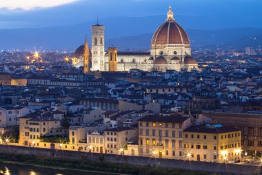 Basilica di Santa Maria del Fiore gece, İtalya Floransa'da
