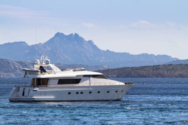 Denizde lüks bir yat