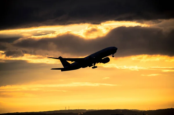 Silhouette dell'aeroplano al tramonto — Foto Stock