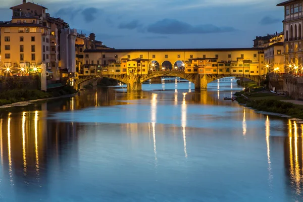 Ponte Vecchio alacakaranlıkta, Florence, İtalya — Stok fotoğraf