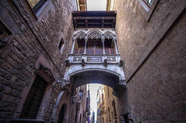 Neogothic bridge at Carrer del Bisbe in Barcelona — Stok fotoğraf