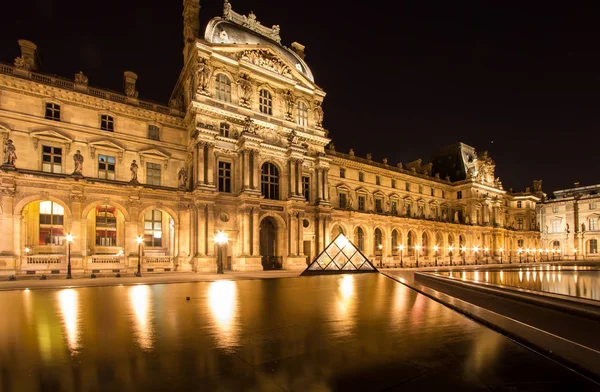 Musée Louvre v Paříži v noci — Stock fotografie