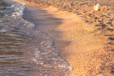 Kumlu sahilde denizin yumuşak dalgası