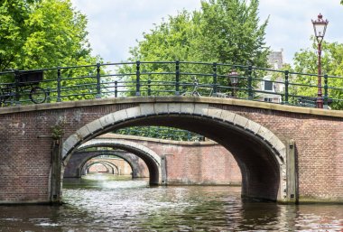 Amsterdam kanal üzerinden köprü
