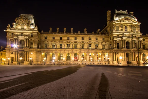 Musée du Louvre à Paris la nuit — Photo