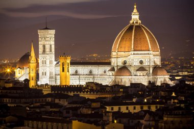 Basilica di Santa Maria del Fiore gece, İtalya Floransa'da