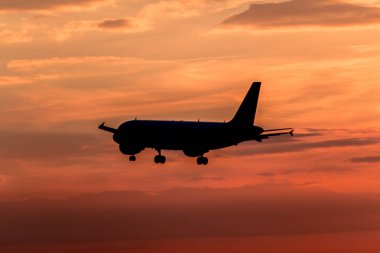 Gün batımında uçak inecek.