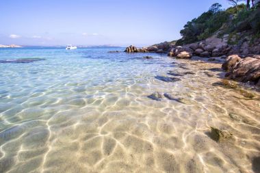 Plajda Baja Sardinia Sardunya, İtalya