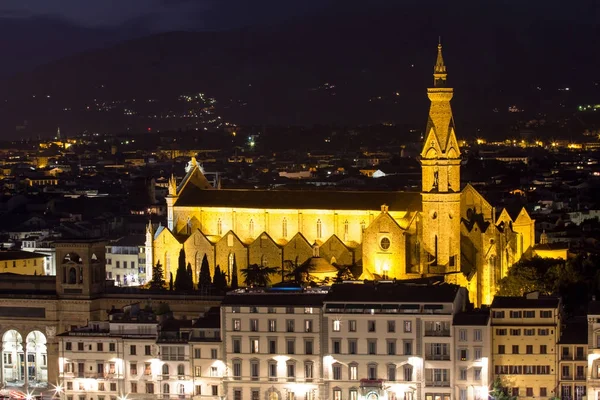 Basilica Santa Croce Firenzessä yöllä, Italia — kuvapankkivalokuva