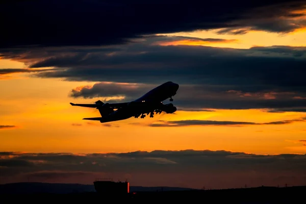 Vliegtuig dat opstijgt — Stockfoto