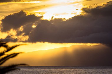 Denizin üzerinde gün batımı 
