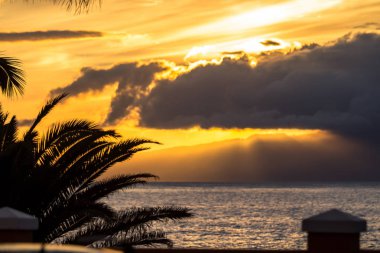 Denizin üzerinde gün batımı 