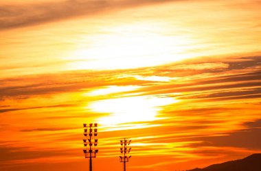 bulutlu gün batımı