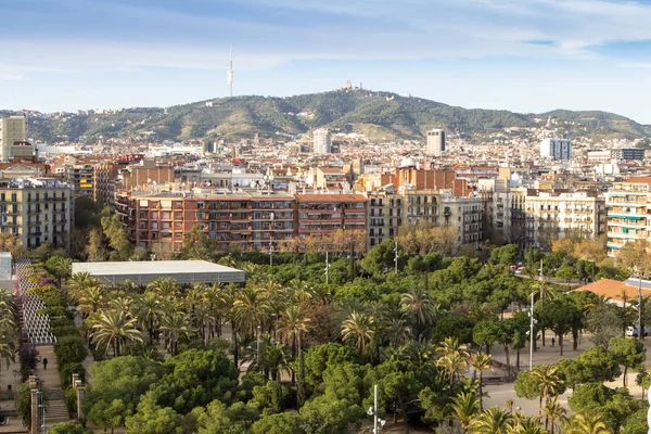 Hoře Tibidabo a televizní věž Collserola v Barceloně — Stock fotografie
