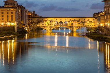 Ponte Vecchio alacakaranlıkta, Florence, İtalya
