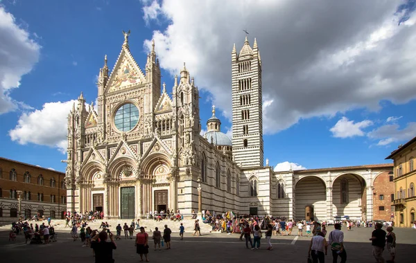 Сиенский собор в солнечный летний день, Тоскана, Италия — стоковое фото