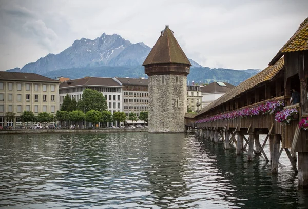 Berömda Kapellbron, Luzern, Schweiz — Stockfoto