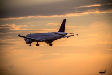 Gün batımında uçak inecek.