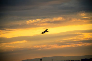 Gün batımında uçak silueti