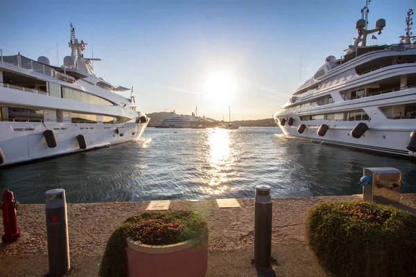 Luxe, rijke jachten aangemeerd in een haven van Porto Cervo — Stockfoto