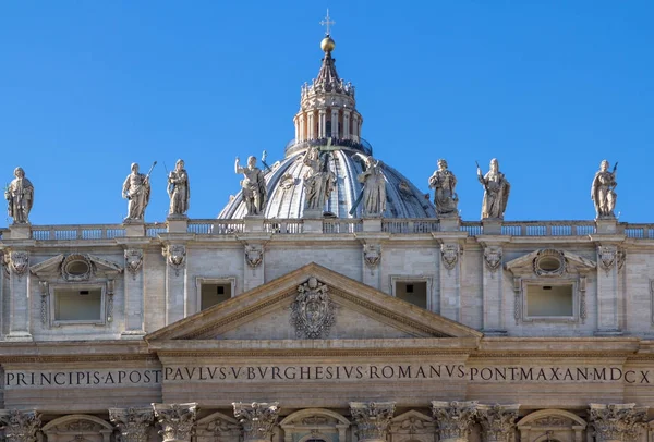 Estátuas na Catedral de São Pedro em Roma — Fotografia de Stock