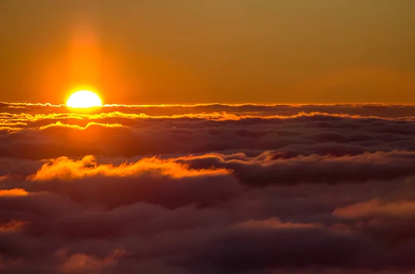 Matahari terbenam di atas awan — Stok Foto