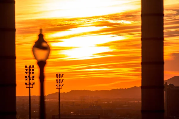 Pouliční lucernu a západu slunce na obloze — Stock fotografie