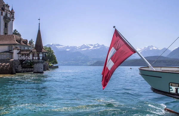 Oberhofen κάστρο στην λίμνη Thun στην Ελβετία — Φωτογραφία Αρχείου