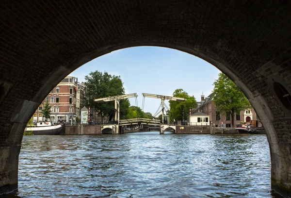 Bro över kanalen i amsterdam — Stockfoto