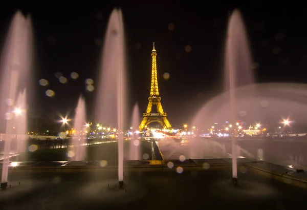 Torre Eiffel e fonte em Jardins du Trocadero, Paris — Fotografia de Stock