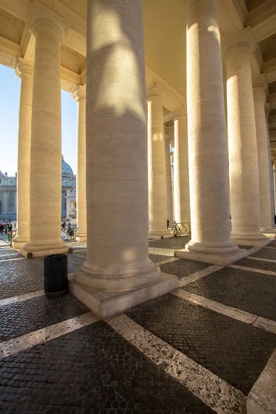 Sütunlar üzerinde St. Peter's Square, Vatikan, İtalya — Stok fotoğraf