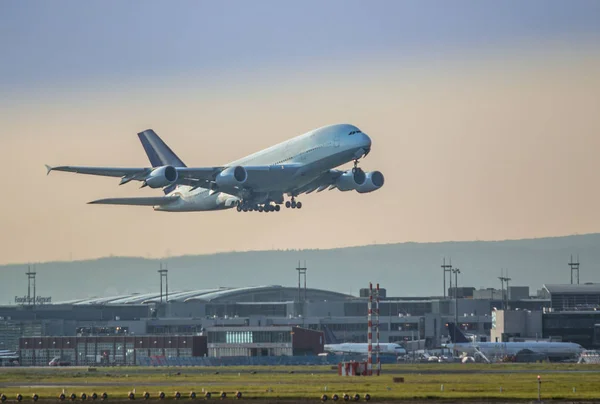 Aereo in decollo — Foto Stock