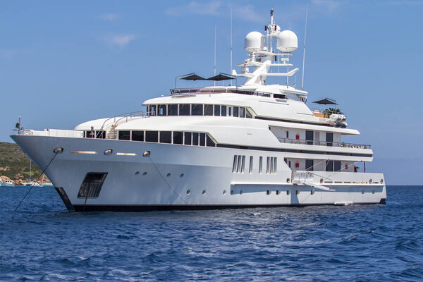 роскошная яхта в море