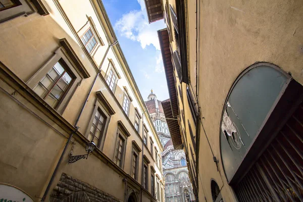Úzká středověká ulice ve Florencii, Itálie — Stock fotografie